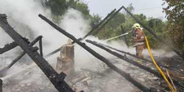 Блискавка спричинила пожежу: на Бердичівщині згорів дах будинку | Журнал Житомира