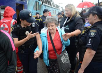 Черговий евакуаційний потяг з Донеччини прибув на Рівненщину. Де розмістять переселенців? (ФОТО)