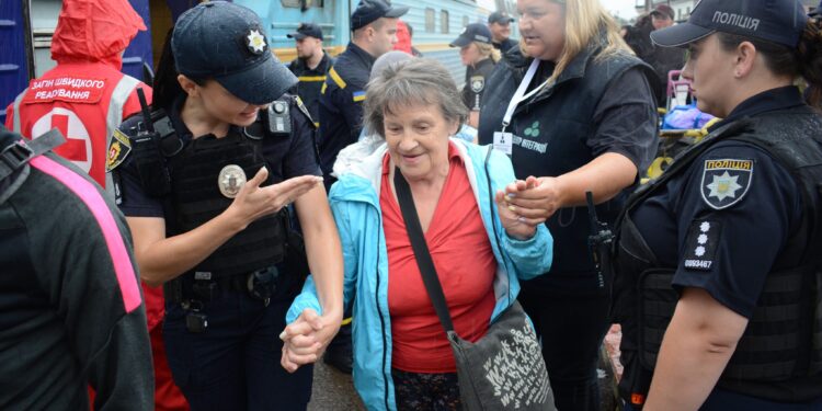 Черговий евакуаційний потяг з Донеччини прибув на Рівненщину. Де розмістять переселенців? (ФОТО)