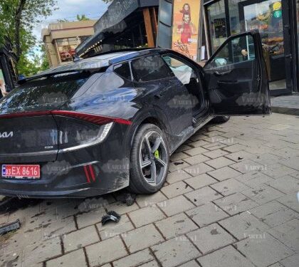 Два авто виїхали на тротуар: в ДТП на Сихові постраждала 73-річна пішохідка