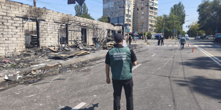Екологи обстежили територію у Запоріжжі після ракетної атаки ворога 18 серпня – Державна екологічна інспекції Південного округу | Новости Запорожья