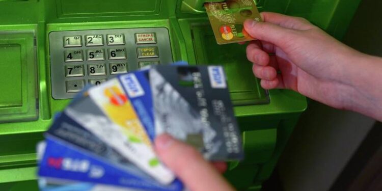 Користувалась картками своїх знайомих: судитимуть працівницю банку у Славуті —Хмельнитчина