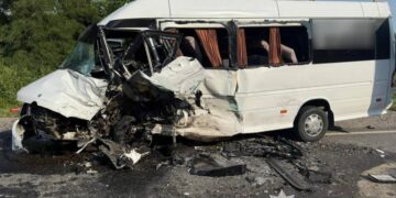 Мешканець Шепетівщини зіткнувся з бусом: травмовано 16 людей —Хмельнитчина