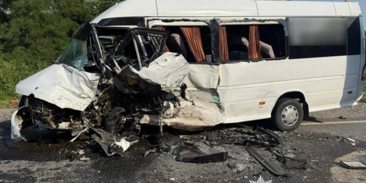 Мешканець Шепетівщини зіткнувся з бусом: травмовано 16 людей —Хмельнитчина