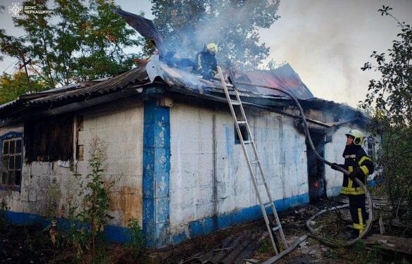 На Черкащині діти гралися сірниками та підпалили будинок