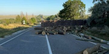 На Черкащині легковик зіштовхнувся з вантажівкою: є загиблий та постраждала