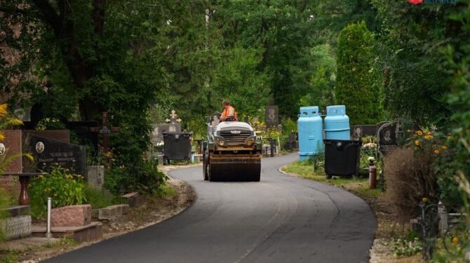 На одному з міських кладовищ у Черкасах розпочали ремонт доріжок — Новости Черкасс