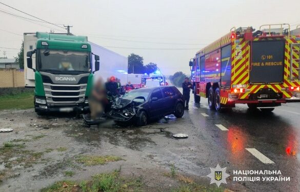 На Смілянщині водій в’їхав у припарковану вантажівку: постраждали троє людей