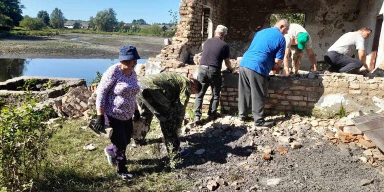 На Звягельщині рятують русло річки та відновлюють дамбу, яку змила негода | Журнал Житомира