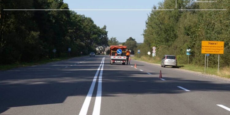 Поновлюють дорожнє маркування на дорозі національного значення на Житомирщині | Журнал Житомира