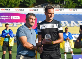 Президент Української Прем’єр-Ліги нагородив найкращого арбітра минулого сезону