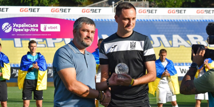 Президент Української Прем’єр-Ліги нагородив найкращого арбітра минулого сезону