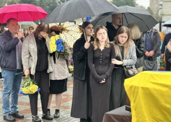 Рівне провело в останню земну дорогу 25-річного воїна Юрія Шевчука: загинув на Сумщині (ВІДЕО)