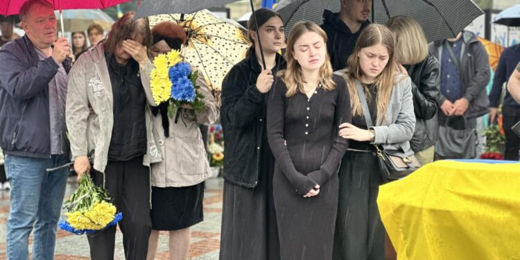 Рівне провело в останню земну дорогу 25-річного воїна Юрія Шевчука: загинув на Сумщині (ВІДЕО)