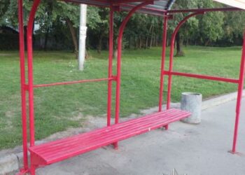 Розбійний напад на зупинці в Києві: поліція затримала двох підозрюваних