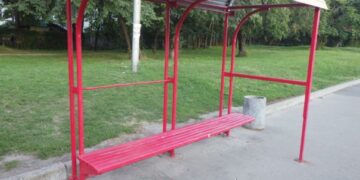 Розбійний напад на зупинці в Києві: поліція затримала двох підозрюваних