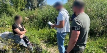 СБУ спіймали «на гарячому» студентку, коли вона закладала вибухівку біля залізничної колії —Хмельнитчина