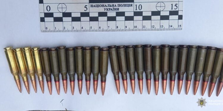 У Березному поліція викрила 27-річного чоловіка на перевезенні автомата без дозволу