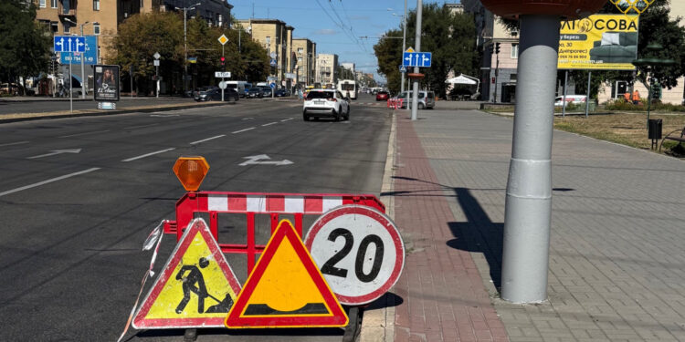 У центрі Запоріжжя ліквідовують напливи асфальту на вулиці Верхній, фото – що потрібно знати водіям | Новости Запорожья