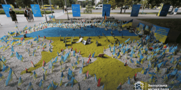 У центрі Запоріжжя створили карту України з прапорців на честь полеглих захисників – фото | Новости Запорожья