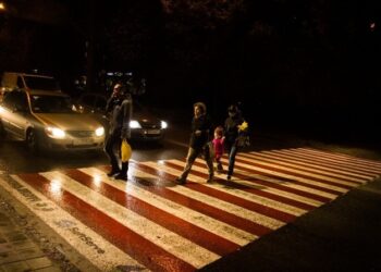 У Хортицькому районі Запоріжжя оновили два пішохідні переходи – встановили сучасні маячки для безпеки | Новости Запорожья