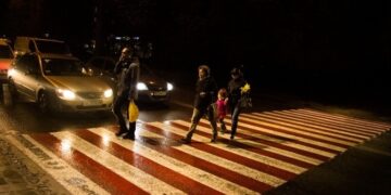 У Хортицькому районі Запоріжжя оновили два пішохідні переходи – встановили сучасні маячки для безпеки | Новости Запорожья