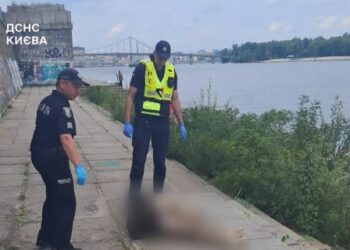У Києві з Дніпра дістали тіло чоловіка: поліція з’ясовує обставини.
