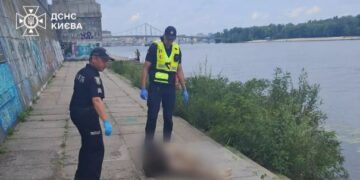 У Києві з Дніпра дістали тіло чоловіка: поліція з’ясовує обставини.