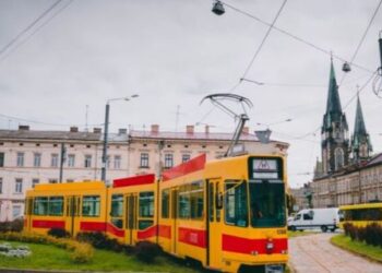 У Львові почали курсувати швейцарські трамваї