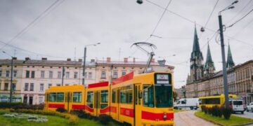 У Львові почали курсувати швейцарські трамваї