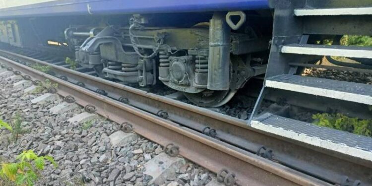 У пасажирського потягу, який курсує через Шепетівку, зійшло з рейок кілька вагонів —Хмельнитчина