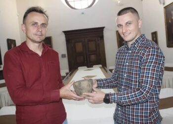 У Серебрянському лісі захисник із Рівненщини знайшов унікальний артефакт, якому 3,5 тисячі років