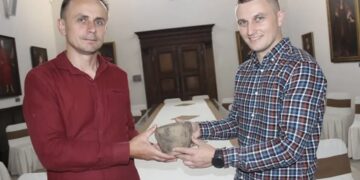 У Серебрянському лісі захисник із Рівненщини знайшов унікальний артефакт, якому 3,5 тисячі років