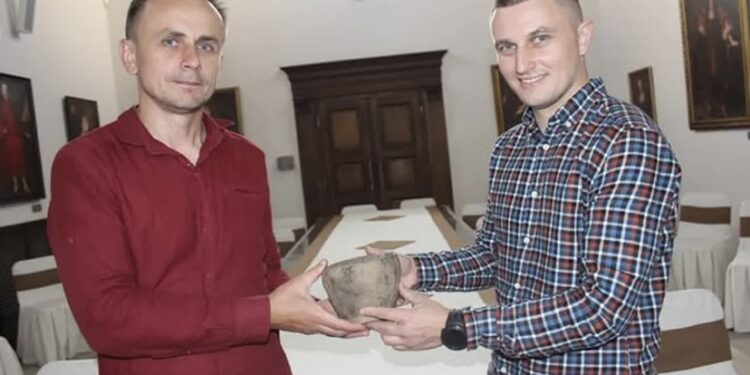 У Серебрянському лісі захисник із Рівненщини знайшов унікальний артефакт, якому 3,5 тисячі років