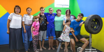 У Запоріжжі для родини Гнатів з 8 дітьми облаштували укриття – після ремонту з’явилися укріплені двері та зона для спорту | Новости Запорожья