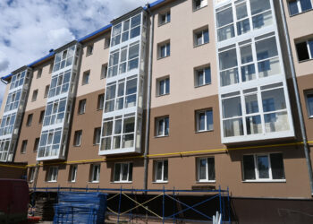 У Запоріжжі триває капремонт будинку на Незалежної України – роботи охоплюють фасад, квартири та благоустрій | Новости Запорожья