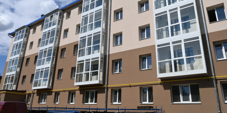 У Запоріжжі триває капремонт будинку на Незалежної України – роботи охоплюють фасад, квартири та благоустрій | Новости Запорожья