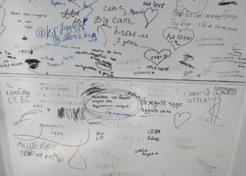 У Здолбунові підлітки обмалювали російськими словами стіни громадської вбиральні: за ними прибирали їхні батьки