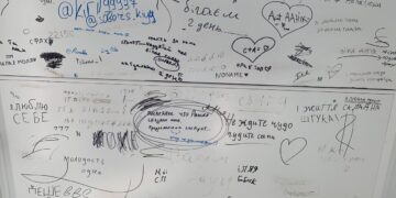 У Здолбунові підлітки обмалювали російськими словами стіни громадської вбиральні: за ними прибирали їхні батьки