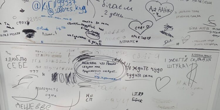 У Здолбунові підлітки обмалювали російськими словами стіни громадської вбиральні: за ними прибирали їхні батьки