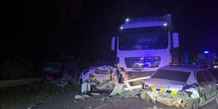 Вантажівка «змела» з узбіччя авто поліцейських, які саме оформлювали ДТП —Хмельнитчина