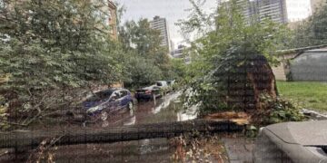 Злива, град і буря: негода паралізувала Київ – підтоплені вулиці, зірвані фасади й повалені дерева.