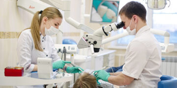 7 питань про лікування зубів під мікроскопом