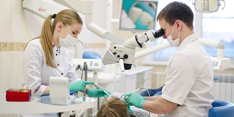 7 питань про лікування зубів під мікроскопом