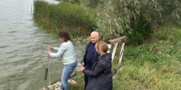 Екоінспектори та з представники Програми розвитку ООН в Україні перевіряють якість води у річках Житомирщини | Журнал Житомира