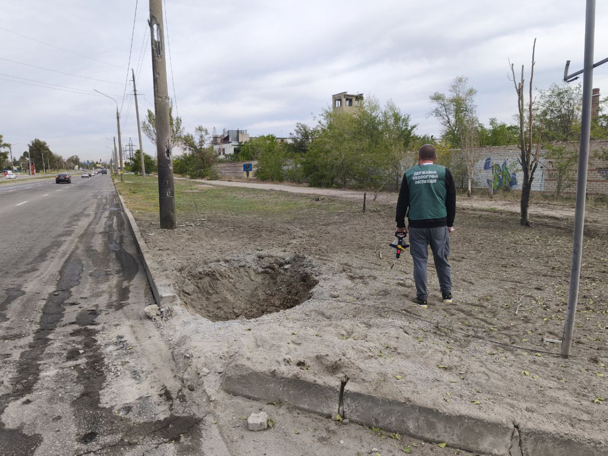 Наслідки нічного удару – у Запоріжжі екоінспекція перевірила уражені обстрілами райони (фото)