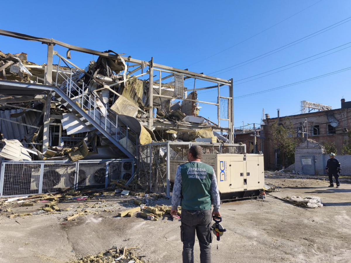 Руїни та відходи -  після ворожого удару Комунарський район  перетворився на зону екологічної небезпеки (фото)