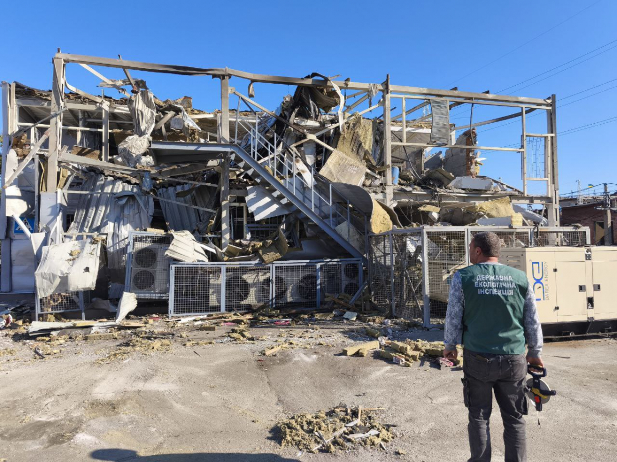 Руїни та відходи -  після ворожого удару Комунарський район  перетворився на зону екологічної небезпеки (фото)