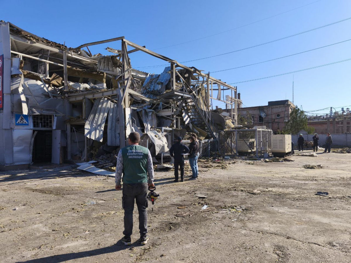 Руїни та відходи -  після ворожого удару Комунарський район  перетворився на зону екологічної небезпеки (фото)