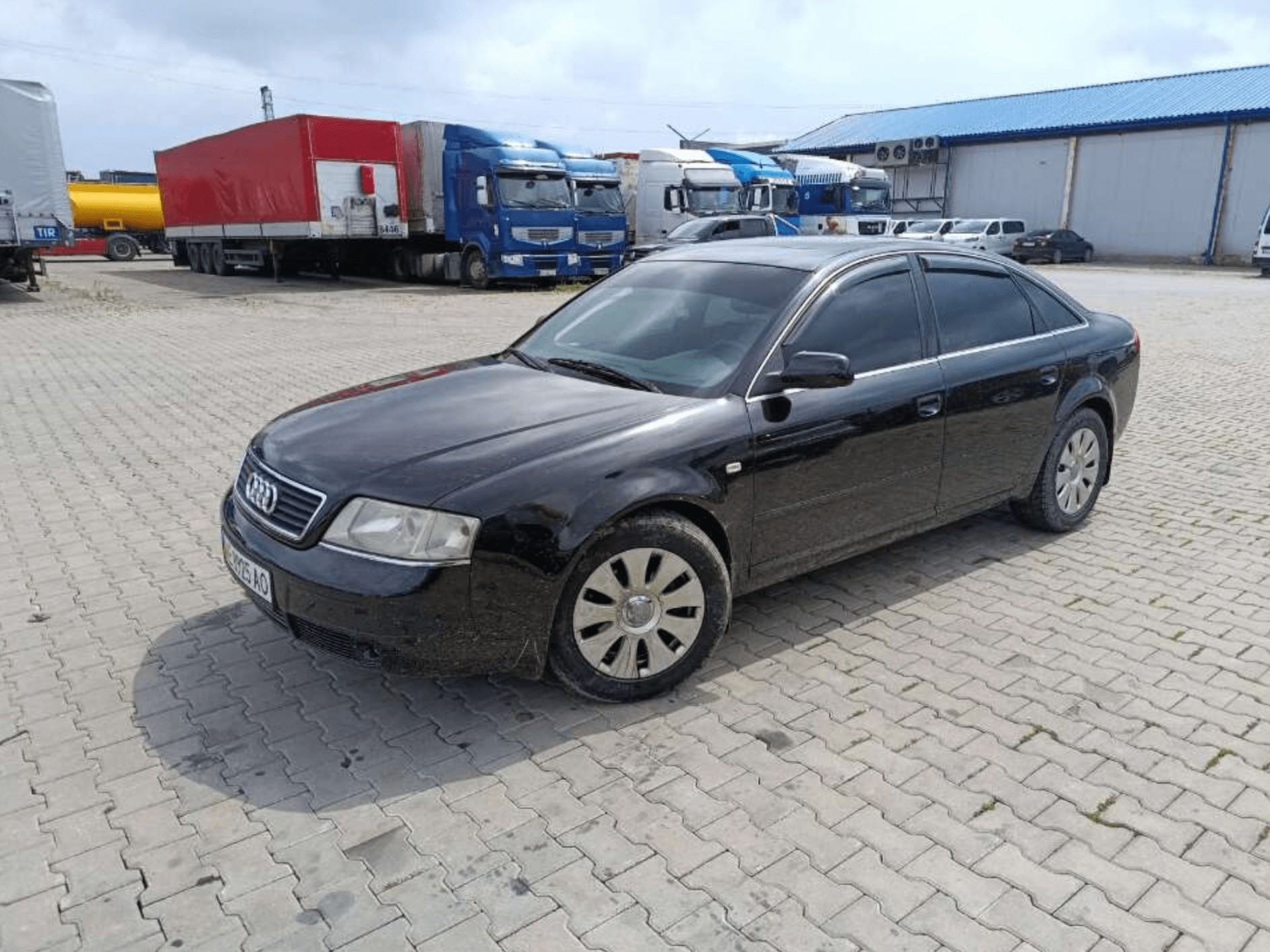 Чорний Audi